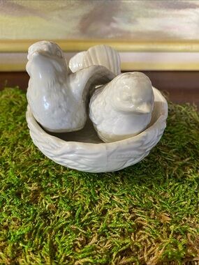 Fitz/Loyd Salt/Pepper Set on a Nest/Basket
